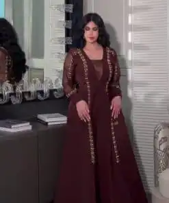 فستان سهرة عنابي محتشم وأكمام شفافة