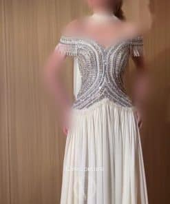 فستان سهرة أبيض عاجي وقصة أوف شولدر