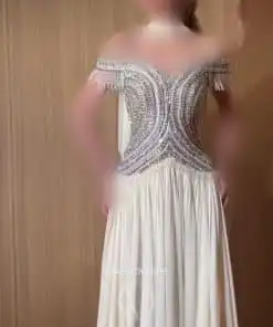 فستان سهرة أبيض عاجي وقصة أوف شولدر