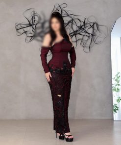 فستان سهرة عنابي بأكمام طويلة وقصة ضيقة