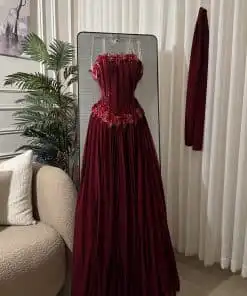 Alternative view of فستان سهرة عنابي بليسيه بتوب مطرز