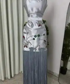 فستان سهرة فضي بتطريز ورود وشراشيب