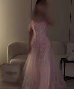Alternative view of فستان سهرة وردي أوف شولدر بورود