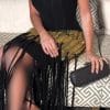 فستان سهرة أسود بترتر ذهبي وشراشيب طويلة
