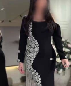 فستان سهرة أسود طويل مرصع بالكريستال وشراشيب جانبية