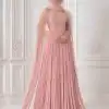 فستان سهرة وردي غباري طويل بطيّات وكاب شيفون