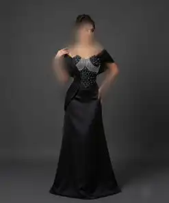 فستان سهرة أسود طويل بكورسيه كريستال وكتف منسدل