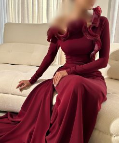 فستان سهرة عنابي طويل بأكمام وتفاصيل كشكش بارزة