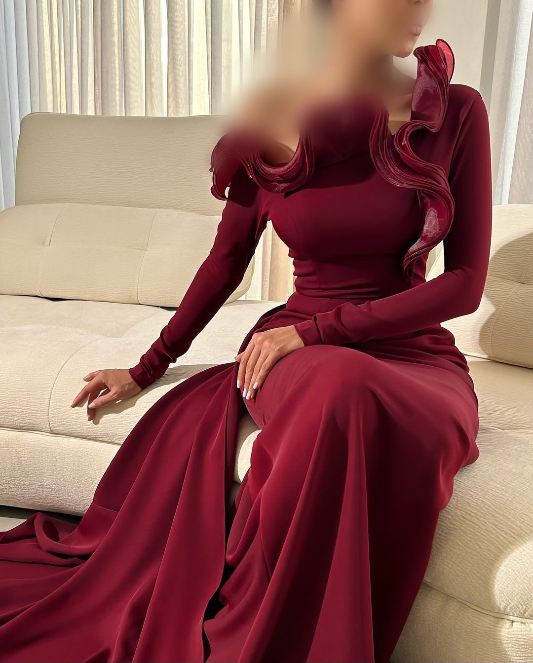 فستان سهرة عنابي طويل بأكمام وتفاصيل كشكش بارزة