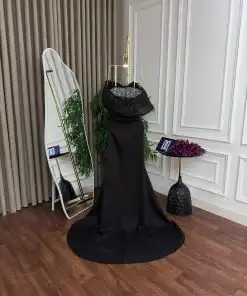 Alternative view of فستان سهرة أسود طويل بكورسيه كريستال وكتف منسدل
