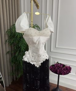 Alternative view of فستان سهرة أسود وأبيض طويل بدانتيل وورود بارزة
