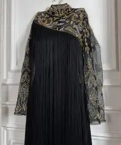 Alternative view of فستان سوداء فاخرة بتطريز ذهبي وأكمام دانتيل