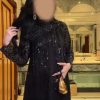 فستان أسود أنيق للحوامل بتطريز لامع وأكمام طويلة