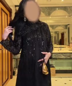 فستان أسود أنيق للحوامل بتطريز لامع وأكمام طويلة
