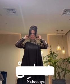 فستان سوداء فاخرة بتطريز ذهبي وأكمام دانتيل