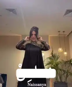 فستان سوداء فاخرة بتطريز ذهبي وأكمام دانتيل
