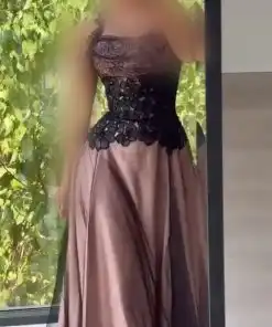 فستان سهرة موف غباري مع دانتيل أسود فاخر