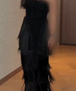 فستان سهرة أسود بتفاصيل فرنسية وشراريب أنيقة