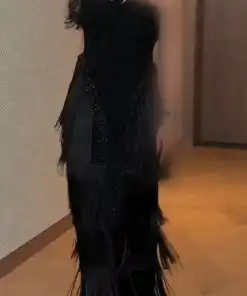 فستان سهرة أسود بتفاصيل فرنسية وشراريب أنيقة