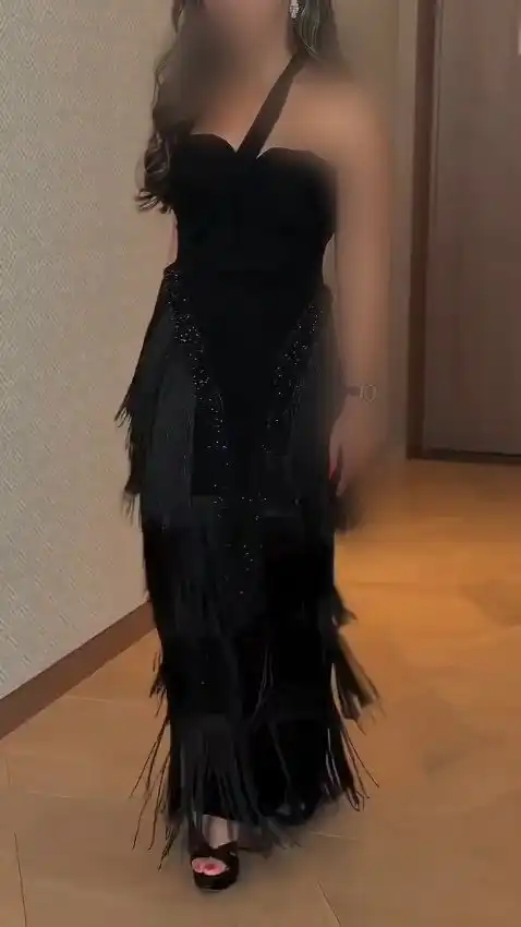 فستان سهرة أسود بتفاصيل فرنسية وشراريب أنيقة