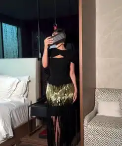 Alternative view of فستان سهرة أسود بترتر ذهبي وشراشيب طويلة