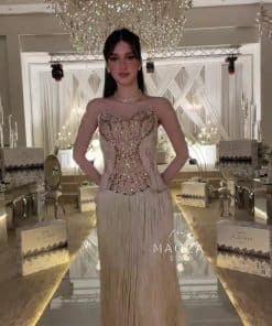 فستان سهرة شامبين طويل بكورسيه مرصع وتنورة شراشيب