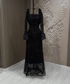 Alternative view of فستان سهرة أسود طويل من الدانتيل بأكمام جرس