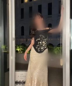 فستان سهرة أسود وأوف وايت طويل مطرّز بالترتر
