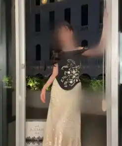 فستان سهرة أسود وأوف وايت طويل مطرّز بالترتر