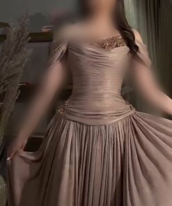 فستان سهرة وردي غباري طويل بتصميم درابيه