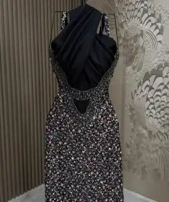 Alternative view of فستان سهرة أسود طويل مرصّع بالكريستال بقصة فاخرة
