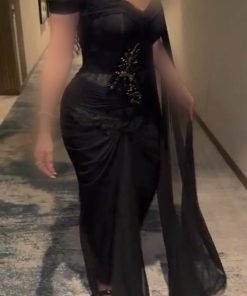 فستان سهرة أسود بأكتاف مكشوفة وتفاصيل درابيه