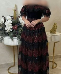 فستان سهرة أسود وعنابي لامع بطبقات دانتيل وأكتاف مكشوفة