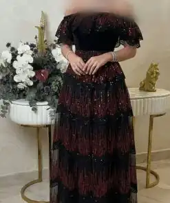 فستان سهرة أسود وعنابي لامع بطبقات دانتيل وأكتاف مكشوفة