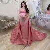 فستان سهرة وردي طويل بذيل ملكي فاخر