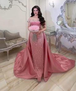 فستان سهرة وردي طويل بذيل ملكي فاخر