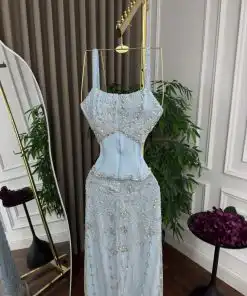Alternative view of فستان سهرة أزرق سماوي بتطريز لامع وقصة كورسيه أنيقة