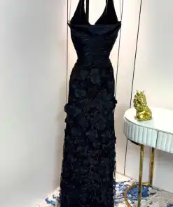 Alternative view of فستان سهرة أسود طويل بتصميم هالتر وتطريز زهور بارزة
