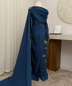 Alternative view of فستان سهرة أزرق طويل بتطريز زهري فاخر وكتف واحد أنيق