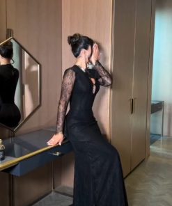 فستان سهرة أسود فاخر من الدانتيل بأكمام طويلة وقصة أنيقة