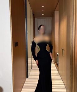 فستان سهرة أسود أنيق بلمسات ذهبية