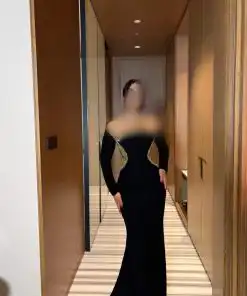 فستان سهرة أسود أنيق بلمسات ذهبية