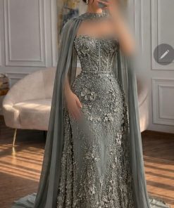 فستان ملكة مرصع بالخرز والكريستال مع وشاح طويللون أخضر وعنابي
