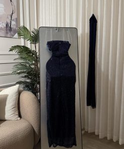 Alternative view of فستان سهرة كحلي براق بتصميم كب مع تفاصيل ساتان راقية
