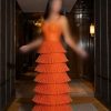 فستان سهرة برتقالي براق بتصميم طبقات شراشيب متتالية