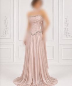 فستان سهرة طويل بتصميم كب مع تطريز كريستالي ناعم