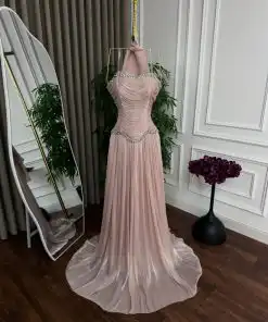 Alternative view of فستان سهرة طويل بتصميم كب مع تطريز كريستالي ناعم
