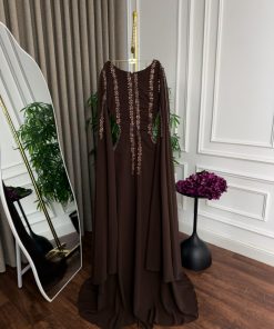 Alternative view of فستان سهرة طويل بلون بني داكن بتصميم كيب وأكمام منسدلة مع تطريز براق