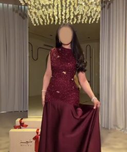 فستان سهرة طويل بلون عنابي بتصميم رقبة