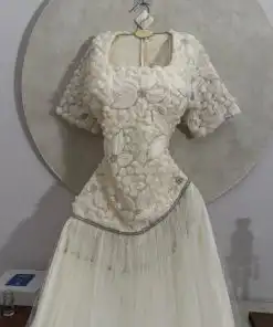 Alternative view of فستان سهرة أبيض بتصميم أكمام قصيرة وتطريز ورود نافرة فاخرة